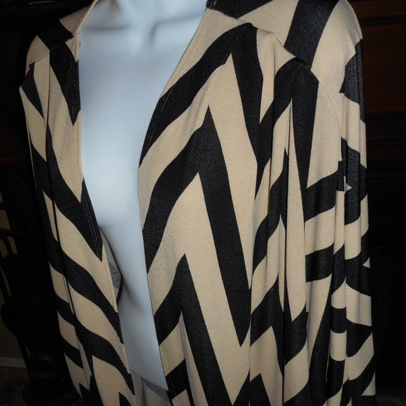 2 for $15 NWOT Black and tan zig zap kimono -Small - Picture 2 of 8